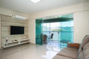 安格拉杜斯雷斯的住宿－Conforto com vista para o mar!，带沙发和电视的客厅