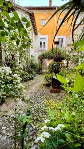 un giardino di fronte a una casa con piante di La Casa sul Giardino- GARDEN HOUSE a Novi Ligure