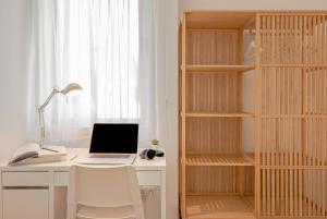 biurko z laptopem i półką na książki w obiekcie Uporto House Residence w Porto