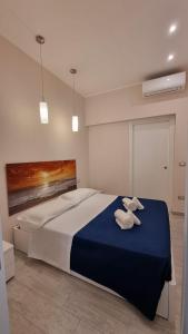 um quarto com uma cama grande com duas toalhas em Amica Taranto em Taranto