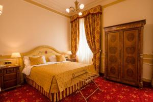 1 dormitorio con cama y ventana grande en Grand Hotel Wagner, en Palermo