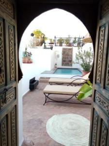 Bazén v ubytování Riad Bab aylen - Piscine Roof Top chauffée nebo v jeho okolí
