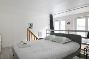 sypialnia z łóżkiem z białą pościelą i poduszkami w obiekcie Large and calm flat in the heart of Lille - Welkeys w Lille