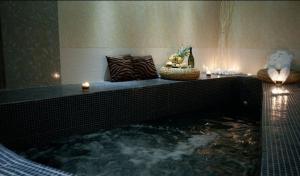 una vasca da bagno riempita con acqua in camera di Chateau Rond Boutique Hotel & Spa a Kato Loutraki Altre 53 foto