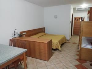プレージオにあるAlbergo Bregliaのベッドルーム1室(ベッド1台、テーブル付)