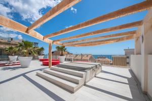 eine Dachterrasse mit Meerblick in der Unterkunft Excellent two bedroom apartment in Fuengirola