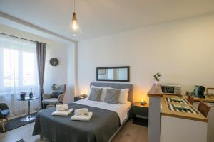 sypialnia z łóżkiem i dwoma ręcznikami na nim w obiekcie Polai Panorama Apartments with FREE Parking w Puli