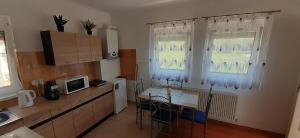 Kuchyňa alebo kuchynka v ubytovaní Major apartman