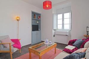 TV a/nebo společenská místnost v ubytování BemMEquer - Açores