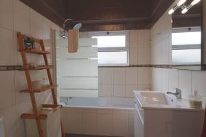 Koupelna v ubytování BemMEquer - Açores + 21 fotografií