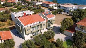 une vue aérienne sur une maison avec un toit orange dans l'établissement Estelle Family Luxury Apartments & Suites, à Gerakini