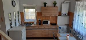 A kitchen or kitchenette at Major apartman