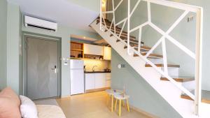 Кухня или мини-кухня в Estelle Family Luxury Apartments & Suites
