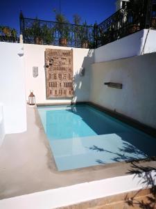 Bazén v ubytování Riad Bab aylen - Piscine Roof Top chauffée nebo v jeho okolí