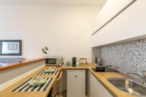 kuchnia ze zlewem i blatem w obiekcie Polai Panorama Apartments with FREE Parking w Puli +37 zdjęć
