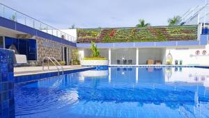 Bazén v ubytování Hotel Royal Elim International nebo v jeho okolí