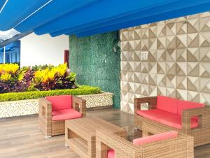 Hotel Royal Elim International في كالي: كرسيين وطاولة في لوبي مع ورد