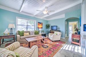 ein Wohnzimmer mit Sofa und Fernseher in der Unterkunft Walk to Beach PCB Retreat with Private Pool! in Panama City Beach