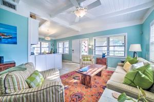 ein Wohnzimmer mit zwei Sofas und einem Tisch in der Unterkunft Walk to Beach PCB Retreat with Private Pool! in Panama City Beach