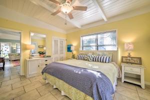 ein Schlafzimmer mit Bett und Deckenventilator in der Unterkunft Walk to Beach PCB Retreat with Private Pool! in Panama City Beach + 33 Fotos