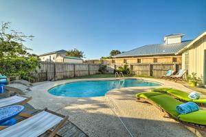 ein Schwimmbecken mit einem grünen aufblasbaren Visier drumherum in der Unterkunft Walk to Beach PCB Retreat with Private Pool! in Panama City Beach