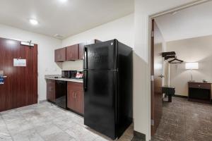 Kuchyň nebo kuchyňský kout v ubytování Cobblestone Hotel & Suites - Urbana