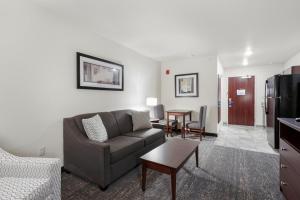 A seating area at Cobblestone Hotel & Suites - Urbana