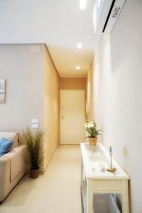 マリーナ・ディ・マッサにあるCasamareMSのソファとテーブルのあるリビングルーム