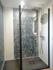 La salle de bains est pourvue d'une douche avec une porte en verre. dans l'établissement chambres d’hôte le breuil, à Sarlat-la-Canéda