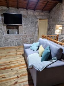 un soggiorno con un divano e una TV di Casa da Mimi a Soajo