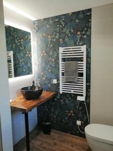 La salle de bains est pourvue d'un lavabo et de toilettes. dans l'établissement chambres d’hôte le breuil, à Sarlat-la-Canéda