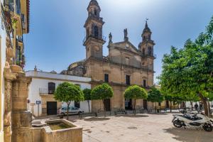 uma velha igreja com duas torres e uma scooter estacionada em frente em Diemalía em Córdoba