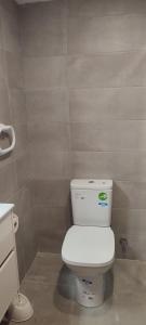 a bathroom with a white toilet in a room at Apartamento con vistas al puerto deportivo Las Fuentes in Alcossebre