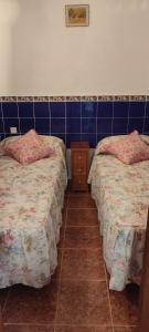 a bedroom with two beds and a nightstand between them at Apartamento con vistas al puerto deportivo Las Fuentes in Alcossebre