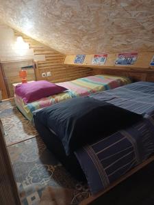 1 dormitorio con 2 camas en una habitación en Chalet chaleureux avec parking garage motos, vélos, en La Chapelle-aux-Chasses