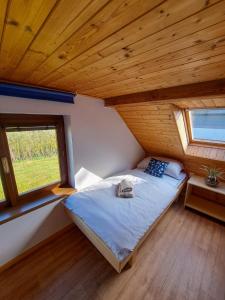 Postel nebo postele na pokoji v ubytování Chata Vltavice 251