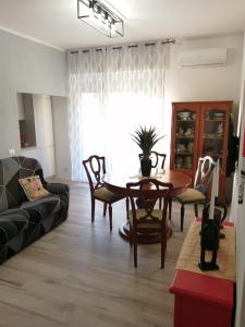 uma sala de estar com uma mesa e um sofá em Appartamento Valentina em San Vincenzo