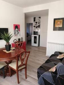 uma sala de estar com uma mesa e um sofá em Appartamento Valentina em San Vincenzo