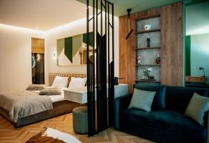 ein Schlafzimmer mit einem Bett und einem Sofa in der Unterkunft Centropolis Apartments in Shkodra