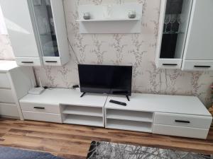 A television and/or entertainment centre at Csillag Apartman