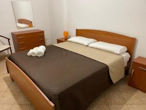 - une chambre avec un lit et 2 serviettes dans l'établissement Appartamento Marzamemi, à Marzamemi