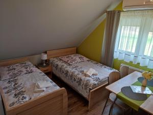 Giường trong phòng chung tại Willa Orle Gniazdo