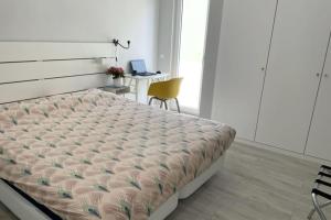En eller flere senge i et værelse på *SEA VIEW* New 3 Bedroom apt with FREE parking