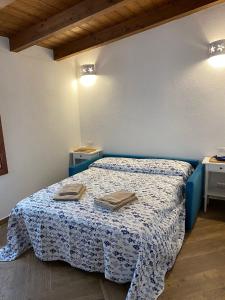 Postel nebo postele na pokoji v ubytování Casa bouganville Vignola Mare