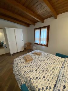Postel nebo postele na pokoji v ubytování Casa bouganville Vignola Mare