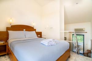 Postel nebo postele na pokoji v ubytování Orestis Hotel Sea View Apartments