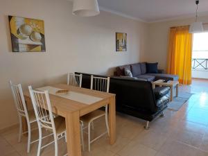 a living room with a table and a couch at Apartamento Sunny Velamar in Patroves