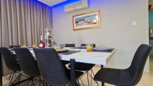 une salle à manger avec une table avec des chaises et une bouteille de vin dans l'établissement STAY Kapparis Horizon, à Paralímni