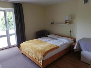 a small bedroom with a bed and a window at Pokoje Gościnne Alpinka in Ustka