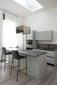 Dapur atau dapur kecil di LA CORTE LUXURY APARTMENT